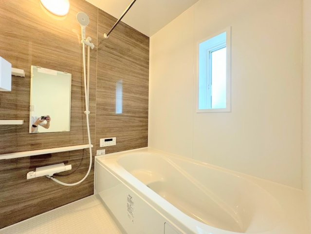 【浴室】 | ◆◇横浜市緑区三保町　新築戸建　3号棟◇◆ | 【モデルハウス写真】
◆お子様と一緒にバスタイムを楽しめる広々空間。浴室乾燥機付で心地よいバスタイムを実現します。