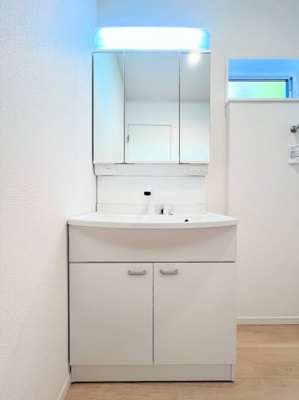 【独立洗面台】 | ◆◇横浜市緑区三保町　新築戸建　3号棟◇◆ | ◆毎日使う場所だから、機能的で使いやすさに配慮したパウダールーム。すっきりと使えるように収納も豊富にご用意しています。