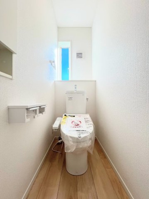 【トイレ】 | ◆◇横浜市緑区三保町　新築戸建　3号棟◇◆ | ◆清潔感のある白を基調とした落ち着ける空間。小窓をもうけていますので、こもりやすい空気の入れ替えも簡単に行えますね！

