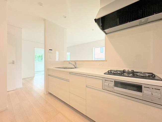 【キッチン】 | ◆◇横浜市緑区三保町　新築戸建　3号棟◇◆ | 【モデルハウス写真】
◆キッチンからダイニングやリビングが見渡せるキッチン。料理をしながら家族とコミュニケーションをとれるだけでなく、大きな開放感も得られることができます。