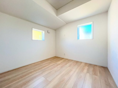 【洋室】 | ◆◇横浜市緑区三保町　新築戸建　3号棟◇◆ | ◆柔らかい陽光が差し込む明るいお部屋を演出する設計。彩光の取れる窓が気持ちの良いお部屋を創り上げます。