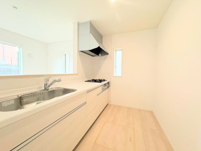 【キッチン】 | ◆◇横浜市緑区三保町　新築戸建　3号棟◇◆ | 【モデルハウス写真】
◆デザイン性と機能性を兼ね備えたキッチンです。リビングスペースとの一体感が生まれ、広々空間を演出してくれます。