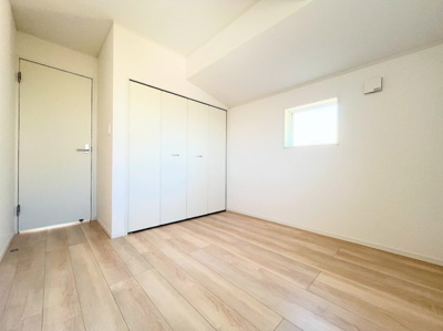 【洋室】 | ◆◇横浜市緑区三保町　新築戸建　3号棟◇◆ | ◆室内はいつも明るい印象なので気持ちの良い朝を迎えられます。各部屋にはクローゼットを完備しており、収納が多いお家はすっきりして快適空間です。