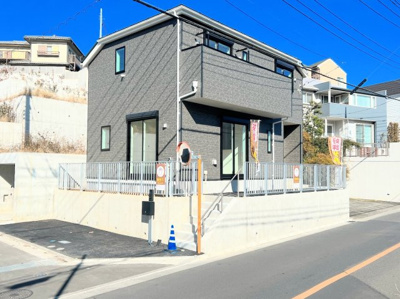 【外観】 | ◆◇横浜市緑区三保町　新築戸建　3号棟◇◆ | ◆一戸建てを中心とした街並みが整然と続き、周辺は高い建物が建っていないので、緑の多い閑静な趣を感じる環境です。街並みや周辺環境も重要なポイントです！！