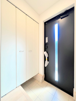 【玄関】 | ◆◇横浜市緑区三保町　新築戸建　3号棟◇◆ | ◆光の渦が溢れた明るい玄関ホール。「おかえり」と「ただいま」が交差するお家の顔とも言える場所は爽やかで心地良い空間となっています。すっきり片付いた玄関で来客時にも自信が持てそう。