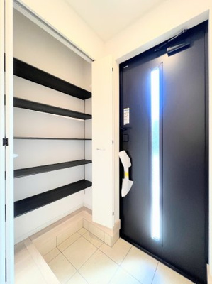 【玄関】 | ◆◇横浜市緑区三保町　新築戸建　3号棟◇◆ | ◆明るい玄関です！散らかりやすい玄関もスッキリする大容量のシューズボックス付き。