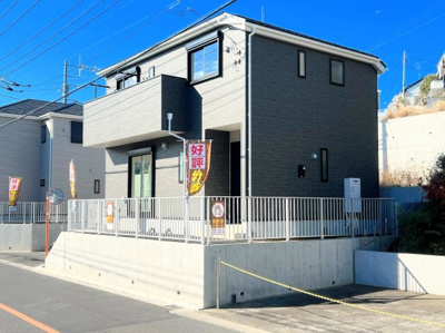 【外観】 | ◆◇横浜市緑区三保町　新築戸建　3号棟◇◆ | ◆堂々たる趣ながら、主張し過ぎずどこか余裕を感じさせるシャープなフォルムで佇む邸宅は、晴天の空と照らし合わせる事で、本来あるべき完成形の姿を見せてくれます。