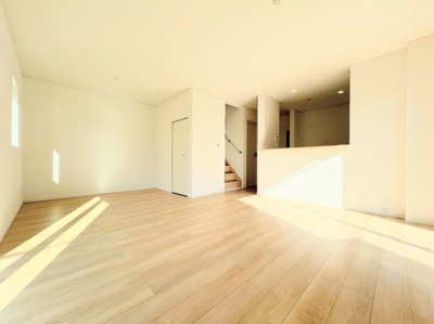 【キッチン】 | ◆◇横浜市緑区三保町　新築戸建　3号棟◇◆ | 【ＬＤＫ】
◆家族で食卓を囲むダイニングスペースと、ソファでゆったりくつろぐリビングスペースがしっかり区切られているので家具の配置や用途を使いわけしやすいです。
