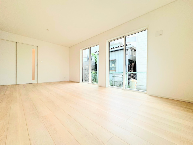 【居間・リビング】 | ◆◇横浜市緑区三保町　新築戸建　3号棟◇◆ | 【モデルハウス写真】
◆一家だんらんのスペースとなるＬＤＫ。窓から明るい光が差し込み、思わず家族の会話も弾む快適な空間。