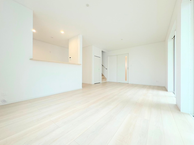 【居間・リビング】 | ◆◇横浜市緑区三保町　新築戸建　3号棟◇◆ | 【モデルハウス写真】
◆家族みんなが爽やかに健やかに過ごせるように、溢れる光をたっぷり取り込んだリビングダイニング。集いの場、憩いの場としての快適性を求めたやすらぎの空間です！