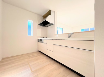 【キッチン】 | ◆◇横浜市緑区三保町　新築戸建　3号棟◇◆ | ◆デザイン性と機能性を兼ね備えたキッチンです。リビングスペースとの一体感が生まれ、広々空間を演出してくれます。