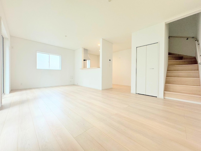 【居間・リビング】 | ◆◇横浜市緑区三保町　新築戸建　3号棟◇◆ | 【モデルハウス写真】
◆リビングは一日中太陽の光が射し込みます。家族が集まる空間は、自然と笑顔が溢れます！