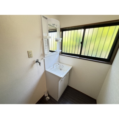 【洗面所】 | ソレアードコートB | 明るい洗面所です