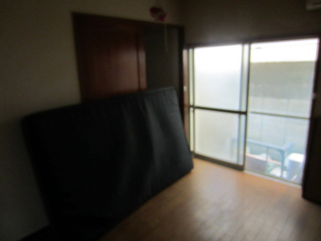 関アパートの居間・リビング|日の当たりの良い部屋です。