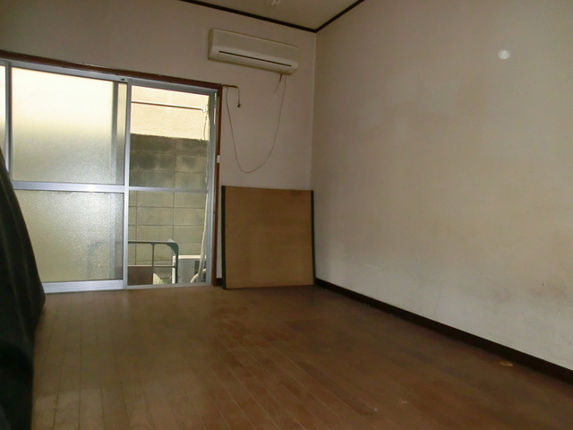 関アパートの居間・リビング|大きな荷物も置けます。