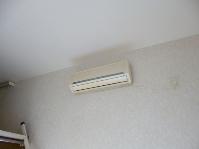 コーポ広央の設備|天井が高いのでエアコンも高い位置にあります！
