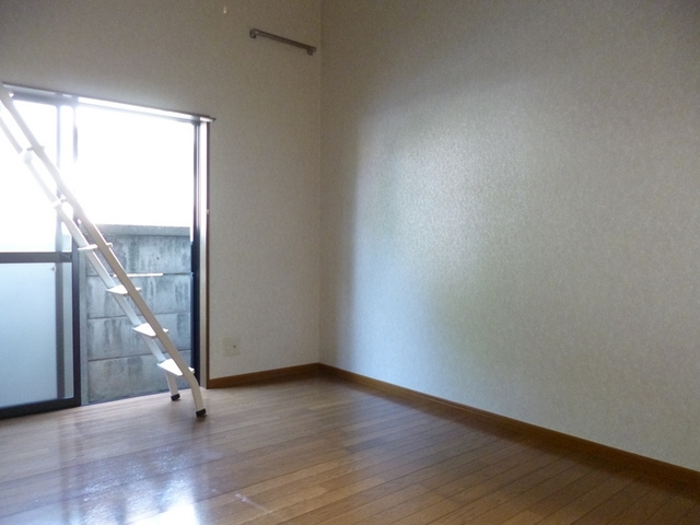 コーポ広央の居間・リビング|6帖の居室はフローリング！