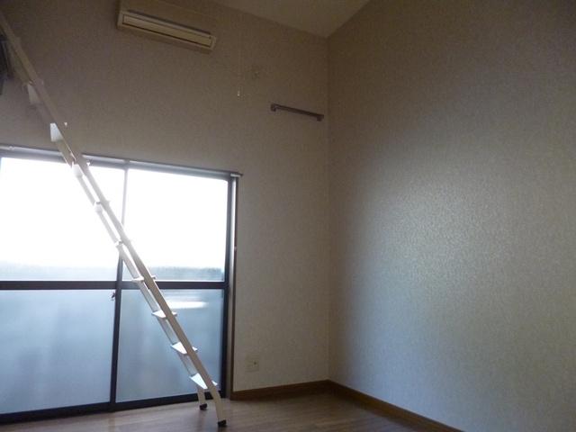 コーポ広央の寝室|壁面中段のバーにはしごを収納できます！