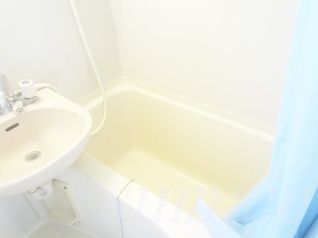 ＮＹハウスの浴室|★シャワーカーテン付きのバスです★