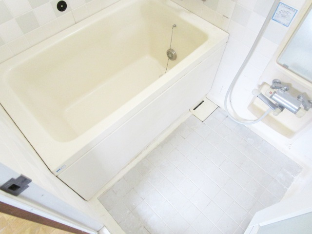 野口ハイムの浴室|追い炊き機能付きバスルーム。