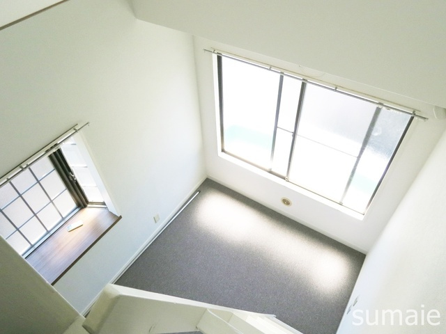 プラザ・ドゥ・モーリスの洋室|ロフトから眺めた洋室です。