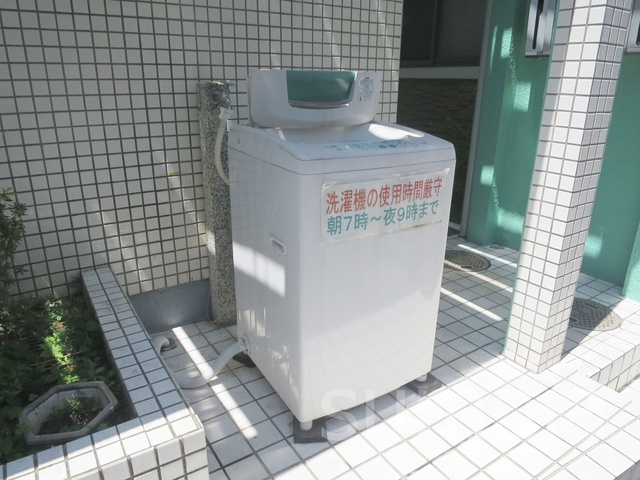 プラザ・ドゥ・モーリスのその他共用部分|共有洗濯機もあります♪
