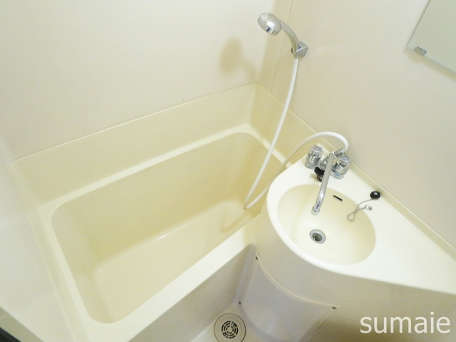 プラザ・ドゥ・モーリスの浴室|お風呂と洗面台です。