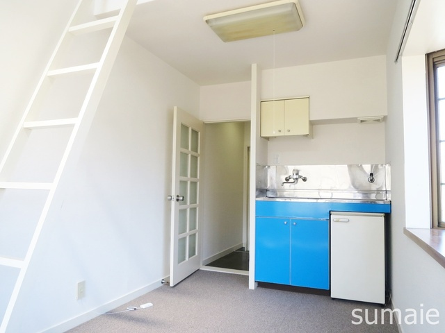 プラザ・ドゥ・モーリスの居間・リビング|バルコニー側から見た洋室です。