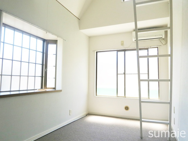 プラザ・ドゥ・モーリスの居間・リビング|２面採光で日当たり良好です。