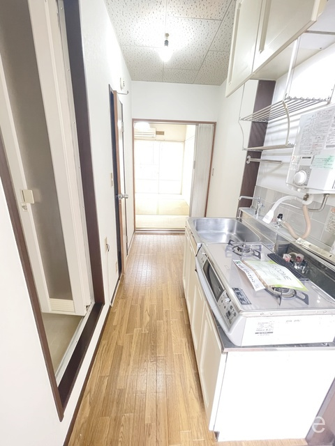 サクラハイツのキッチン|玄関から見たキッチンスペースです