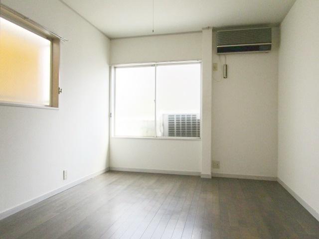 オレンジコーポの居間・リビング|人気のフローリングです。