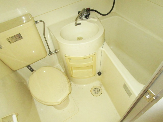 オレンジコーポの浴室|３点ユニットバス．