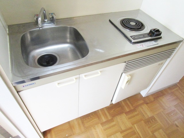 オレンジコーポのキッチン|１口電気コンロ付きミニキッチン。