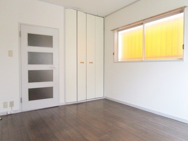 オレンジコーポの居間・リビング|人気のフローリングです。