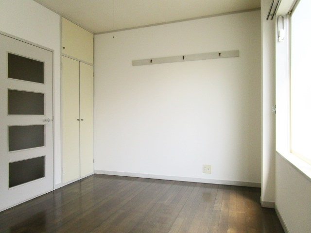 オレンジコーポの居間・リビング|人気のフローリングです。