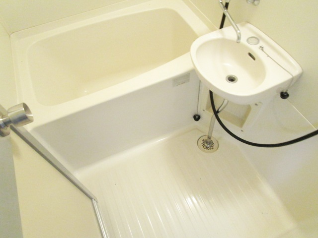 オレンジコーポの浴室|清潔感のあるバスルームです。