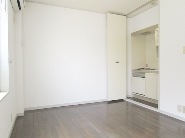 オレンジコーポの居間・リビング|人気のフローリングです。