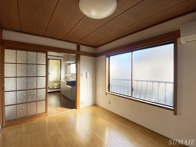 フェニックスⅠの居間・リビング|2面採光の明るいお部屋です