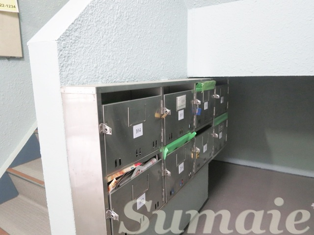 山一鹿浜マンションのエントランス|集合ポストあります♪