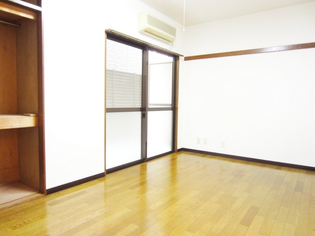 プレイス中村の居間・リビング|明るく清潔感あるお部屋です。