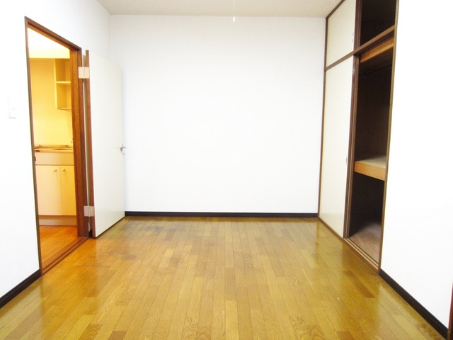 プレイス中村の寝室|形がきれいなので家具も置き易いです。