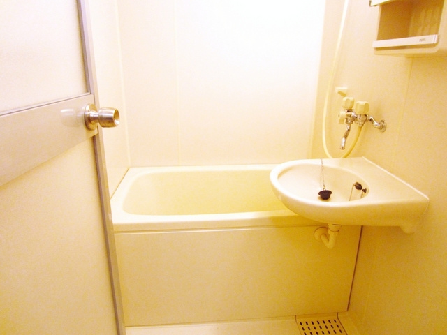 プレイス中村の浴室|清潔感あるお風呂です。