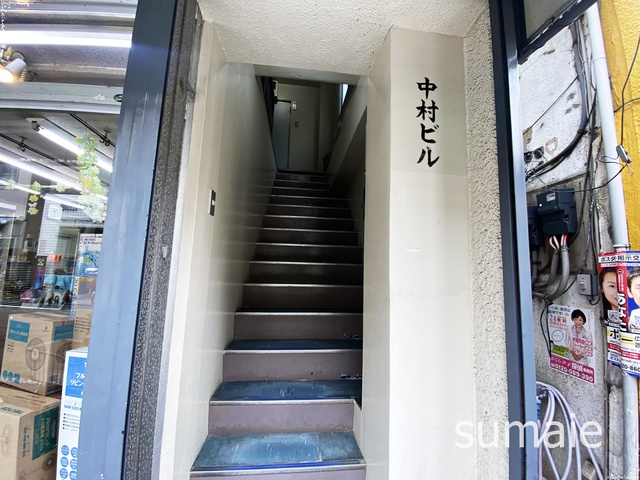 中村ビルのエントランス|お店の横の階段を上るとお部屋に行けます☆