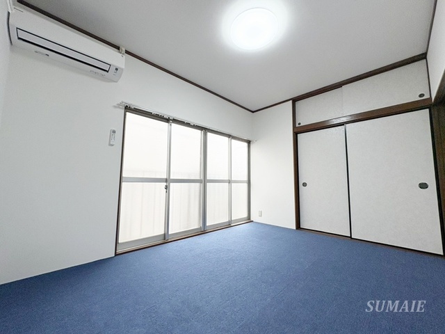 第一高千代コーポの居間・リビング|エアコン付きで大きな押し入れがあります☆