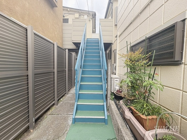 第一高千代コーポのエントランス|階段を上ると物件があります☆