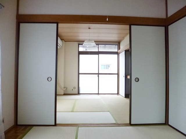 柏木ビルのセキュリティ|4.5帖の和室から、和室6帖のお写真です