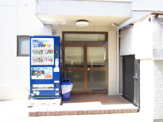 柏木ビルのエントランス|陽当たり良好の建物です☆