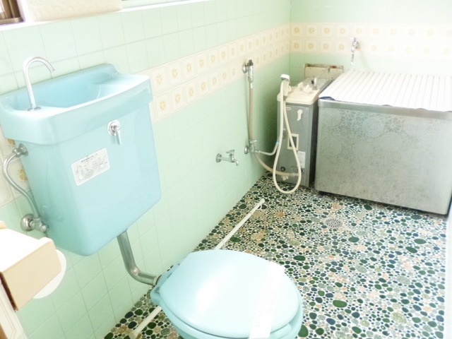 柏木ビルの浴室|バランス釜のお風呂とトイレです