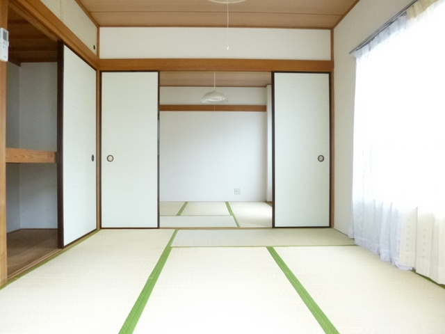 柏木ビルの居間・リビング|6帖の和室から4.5帖の和室にかけてのお写真です