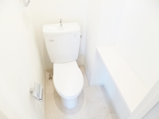 松本ハイツのトイレ|トイレは棚付きでオシャレに飾れます！